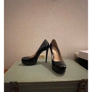 Worn once Pour Le Victorie Black Patent “Irina” Pumps size 9.5